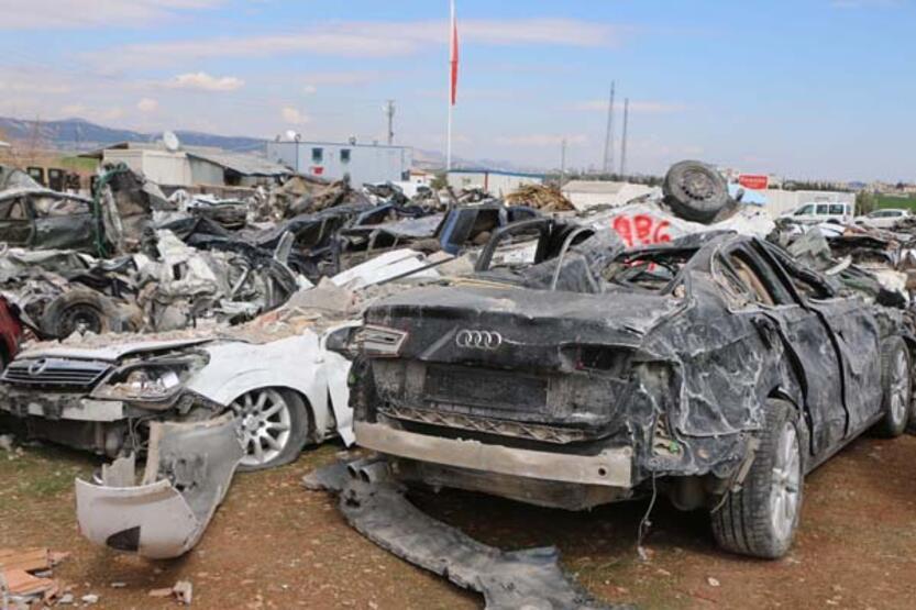 Depremde binlercesi zarar gördü: Hırsızların gözü o araçlarda!
