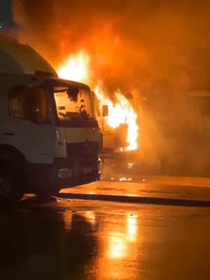 Pendik'te park halindeki kamyon alev alev yandı 