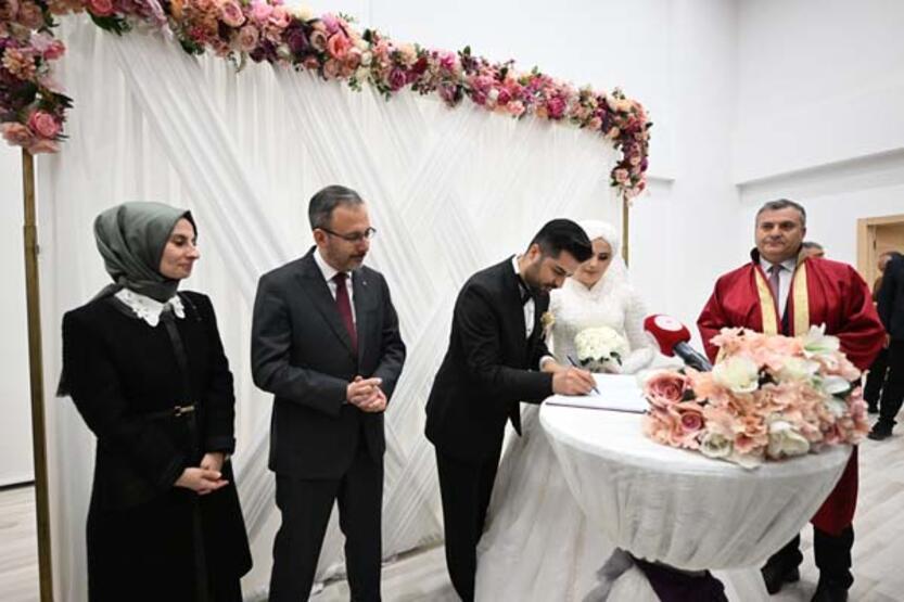 Bakan Kasapoğlu GSB yurdunda kalan depremzede çiftin nikah şahidi oldu