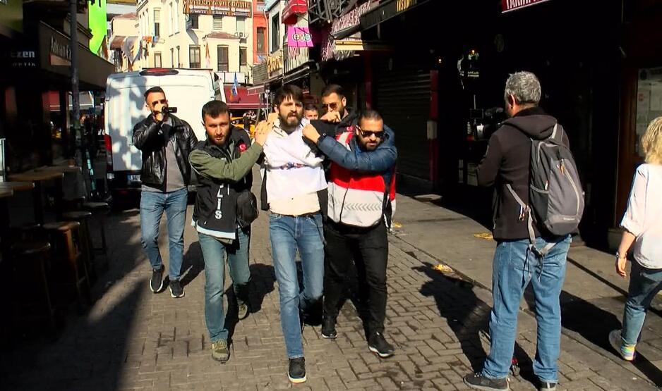 İstanbul'da 1 Mayıs! Sendikalar anıta çelenk bıraktı  I  Maltepe'de müdahale, Taksim'de gözaltı!