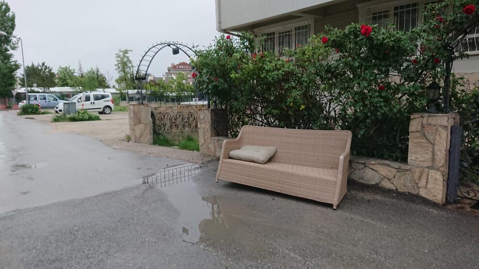 Ankara'dan korkutan görüntü! Fırtınada uçan koltuk evin önüne düştü