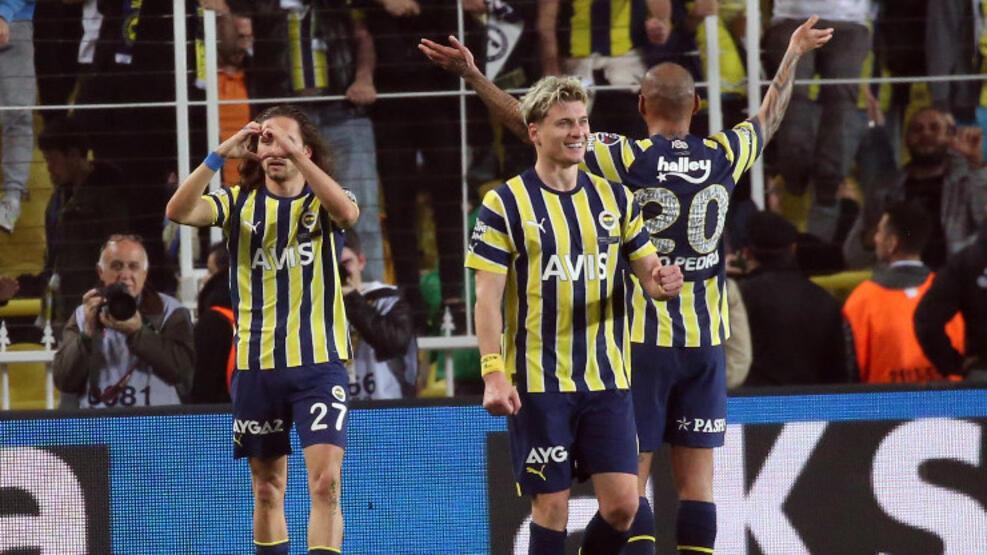 Fenerbahçe'de 9 isimle yollar ayrılıyor!