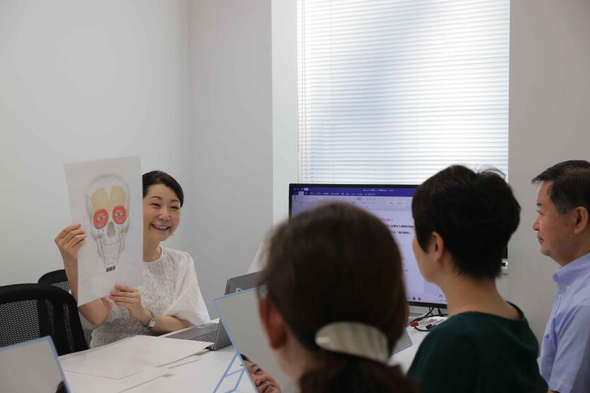 Koronavirüs etkisi: Japonya'da gülümsemeyi unutanlar eğitim alıyor
