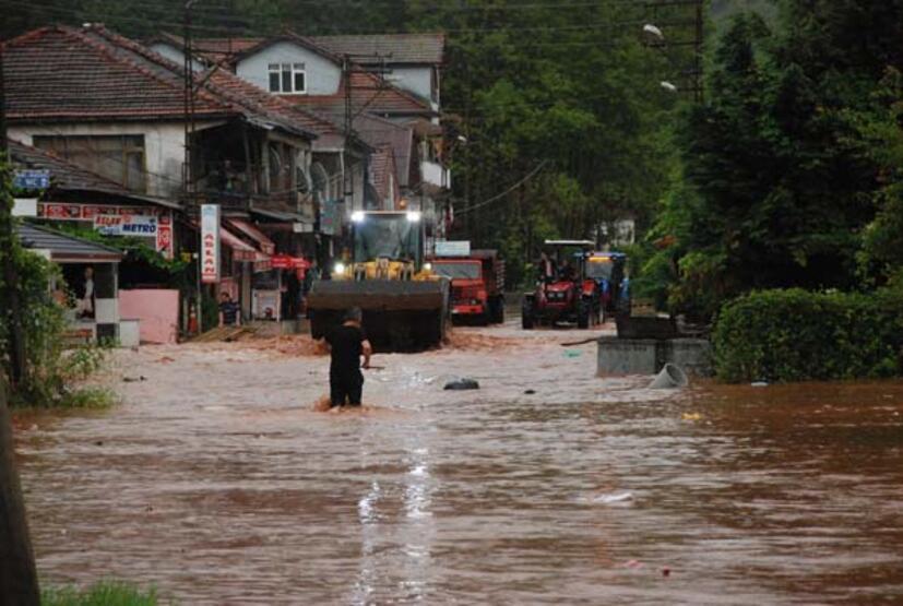 Karadeniz'i sel vurdu: Dereler taştı, yollar göle döndü! Meteoroloji'den  yeni uyarı geldi... - Son Dakika Haberleri İnternet