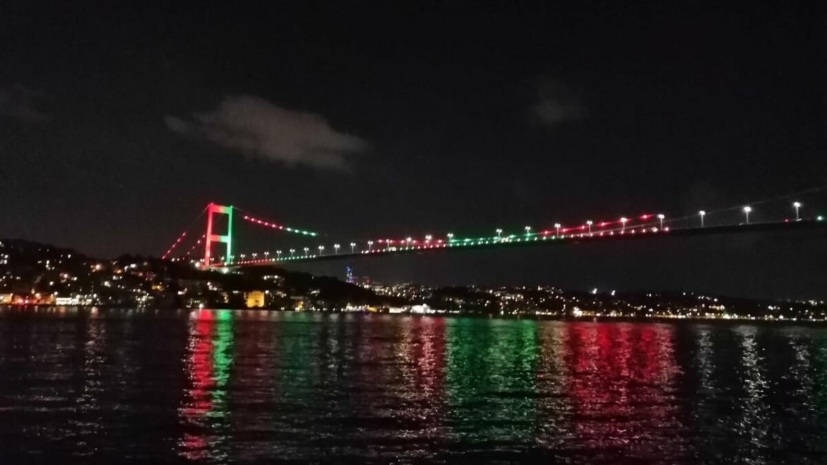 İstanbul un iki köprüsü afganistan bayrağı renklerine büründü son