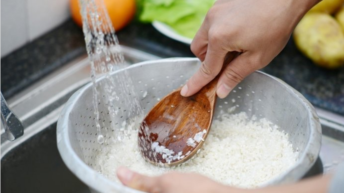 Промывать ли рис для плова. Для мытья риса. Промыть рис. Промывка риса. Промываем рис в воде.
