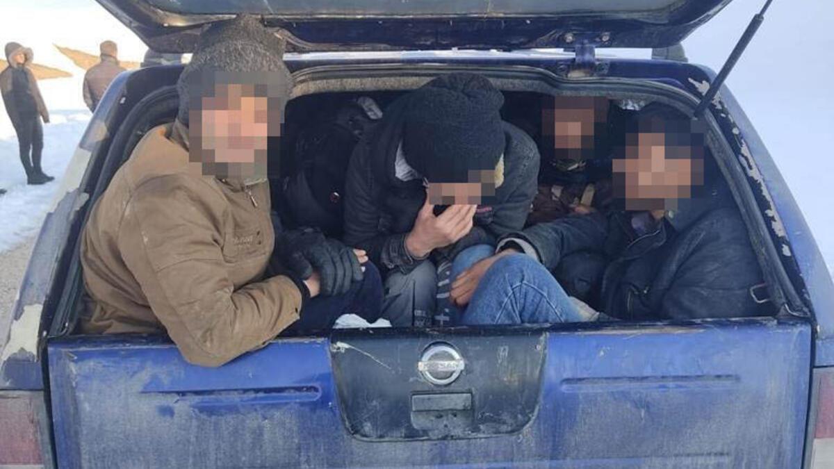 'Dur' ihtarına uymayan kamyonetten 18 kaçak göçmen çıktı thumbnail