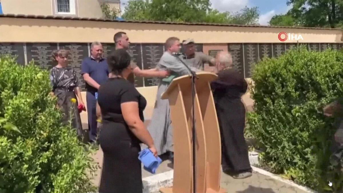 Rus yanlısı rahip cenazede Ukraynalı rahibe haçla saldırdı