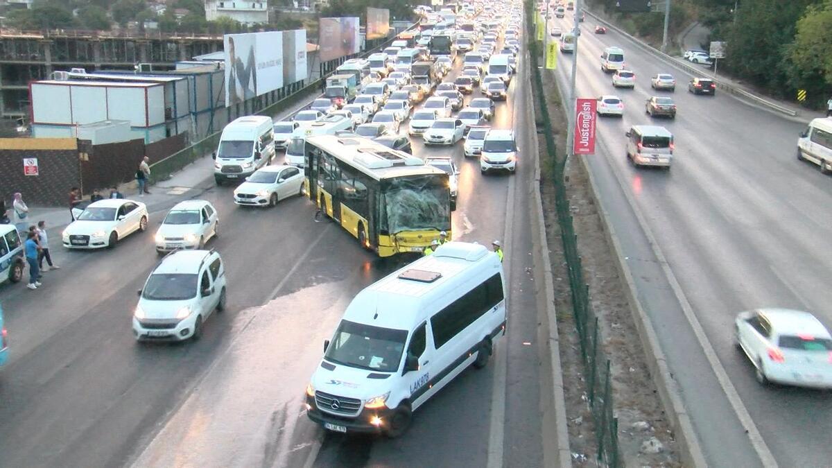 Kadıköy'de trafiği kilitleyen kaza! 2 şerit kapatıldı