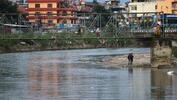 Nepal’in sembollerinden Bagmati Nehri siyaha büründü