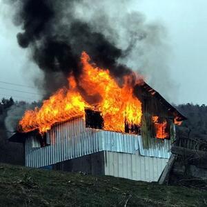 Mudurnuda yayla evi alev alev yandı