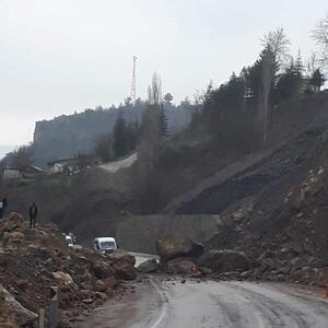 Saimbeyli- Kozan yolu heyelan nedeniyle kapandı