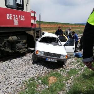 Hemzemin geçitte tren otomobile çarptı: 2 yaralı