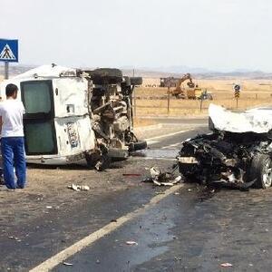 Diyarbakırda otomobil yolcu minibüsüne çarptı: 3 yaralı