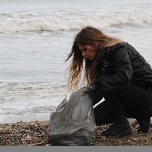 Samsunda üniversitelilerden sahil temizliği