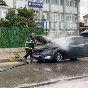 Sinop’ta seyir halindeki otomobil yandı