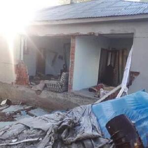Karlıovada gaz kaçağının neden olduğu patlamada evin duvarları yıkıldı: 1 yaralı