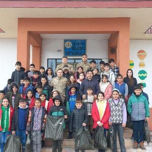 Jandarma, Ağrıda 8 köyde 225 çocuğu sevindirdi