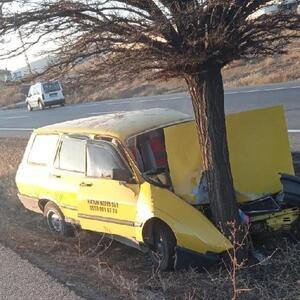 Kayseride otomobil ağaca çarptı: 3 yaralı