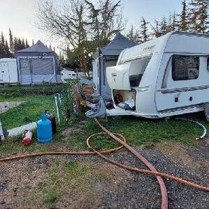 Kamp alanındaki karavan yandı