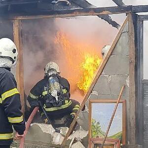 Sobadan sıçrayan kıvılcımlar prefabrik evi yaktı