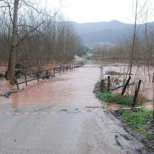 Bartın’da sağanak yağış; 2 köye ulaşım sağlayan köprü kapandı