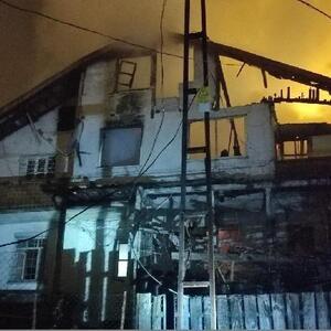 2 katlı evin çatı katı yandı