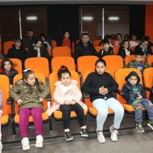 Yükekovada depremzede çocuklar için sinema etkinliği