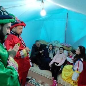 Engelli depremzede çocuklara, çadırda tiyatro gösterisi