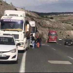 Ankarada minibüs kamyonla çarpıştı: 3 yaralı