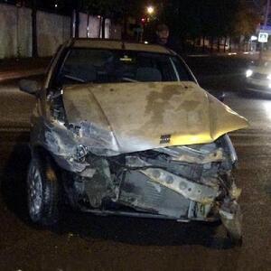 Kavşakta 2 otomobil çarpıştı: 2 yaralı