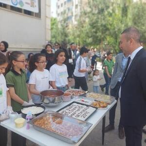 Mardin’de öğrencilerden depremzedeler yararına ‘Bayat Ekmek’ kermesi