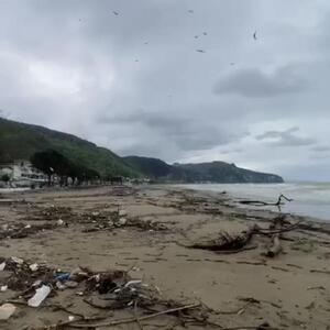 Tatil beldesi İnkumunda sahil, çöplerden arındırıldı