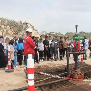 Öğrencilerden Gabar’daki petrol kuyusuna ziyaret