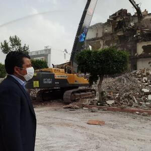 İskenderunda ağır hasarlı binaların yıkımları sürüyor