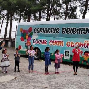 Çocuk Oyun Otobüsü, köy okullarında öğrencilerle buluşuyor