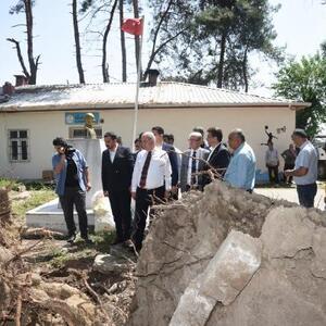 Başkan Kara, fırtına ve hortumun zarar verdiği köyde incelemelerde bulundu