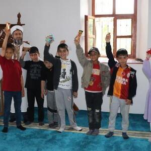 ‘Cami Market’ ve oyun salonuyla çocuklar camiye ve namaza teşvik ediliyor