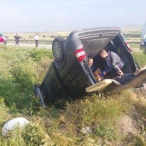 Amasya’da hafif ticari araç takla attı: 8 yaralı
