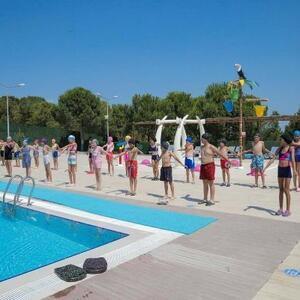 Kınıklı çocuklar Poyracık Aquaparkta yüzme öğreniyor