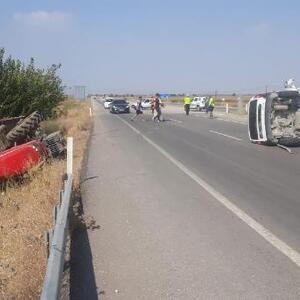 Adanada panelvan traktöre çarptı: 2 yaralı