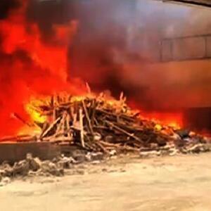 Gaziantepte, sokakta bırakılan odunlar yandı