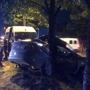 Minibüsün çarptığı otomobil ağaca çarptı: 5 yaralı