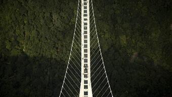 Dünyanın en yüksek, en uzun cam köprüsü kapandı