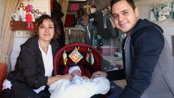 Karavanla Türkiye turuna çıkan çiftin bebekleri İzmir'de dünyaya geldi