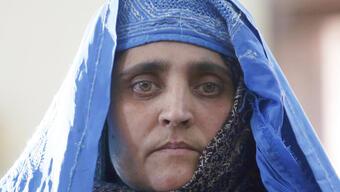 'Yeşil gözlü Afgan kızı' Gulla, Afganistan'dan tahliye edildi 