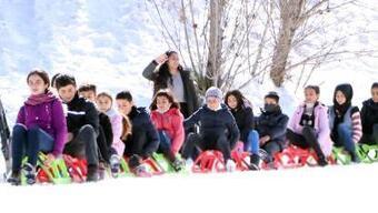 Köyde karın cefasını çeken çocuklar, Palandöken'de keyfini çıkardılar