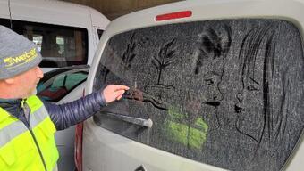 Temizlik görevlisi, tozlu araç camlarını tabloya dönüştürüyor