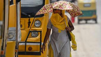 Hindistan kavruluyor: Hava sıcaklığı 49 dereceyi aştı!