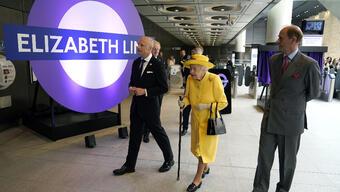 Kraliçe'den Londra'da adının verildiği metroya sürpriz ziyaret